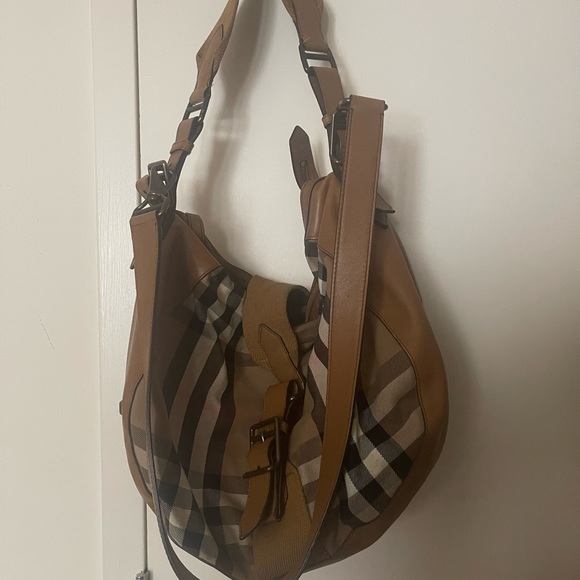 Authentic preloved Burberry cross body messenger bag - Picture 8 of 10